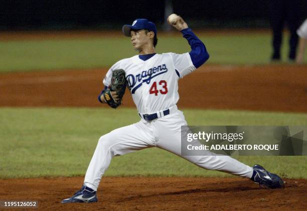 Takashi Ogasawara of Japan's Chunichi Dragons pitches to team Cuba during an exhibition game 06 November 2002 in Havana. AFP PHOTO/Adalberto ROQUE