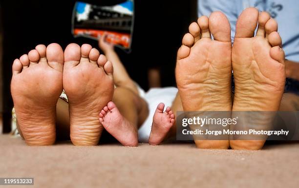 happy feet - voetzool stockfoto's en -beelden