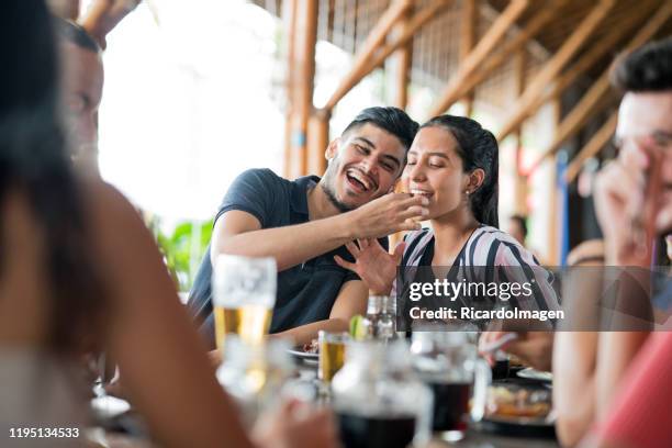 les couples partagent leur nourriture dans le restaurant de la nourriture colombienne typique - valle del cauca photos et images de collection