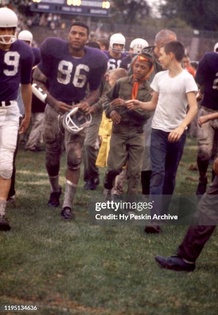 Elbert Kimbrough of the Northwestern Wildcats walks off the field after an NCAA game against the Oklahoma Sooners on September 26, 1959 at Dyche...