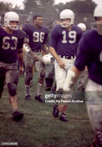 Elbert Kimbrough of the Northwestern Wildcats walks off the field after an NCAA game against the Oklahoma Sooners on September 26, 1959 at Dyche...