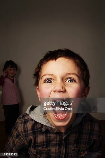 5 year old boy screaming at camera - enfant crier photos et images de collection