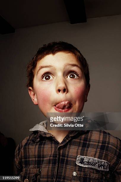 5 year old boy with big eyes looking up - surprise portrait photos et images de collection