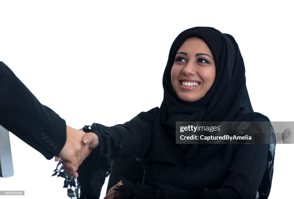 Árabe mulher dar um aperto de mão