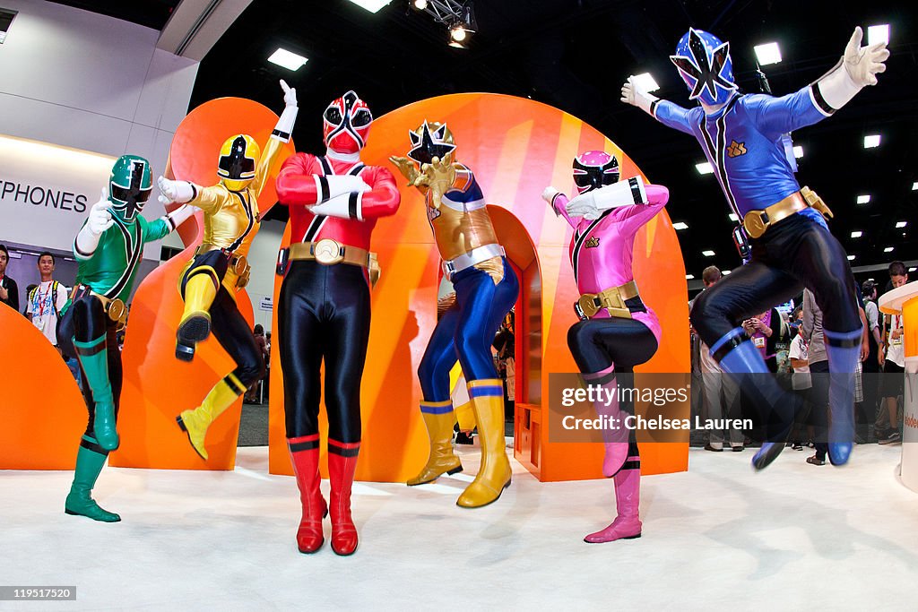 Power Ranges Pose Saban's Samurai Power Rangers pose at the 2011 San Diego Comic-Con ...
