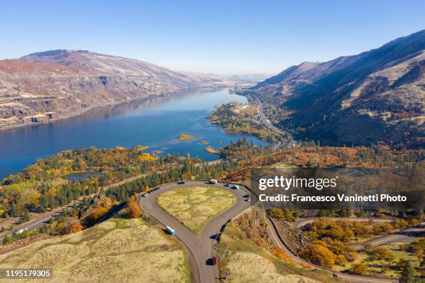 rowena crest viewpoint and columbia river, mosier, oregon, usa. - columbia fotografías e imágenes de stock