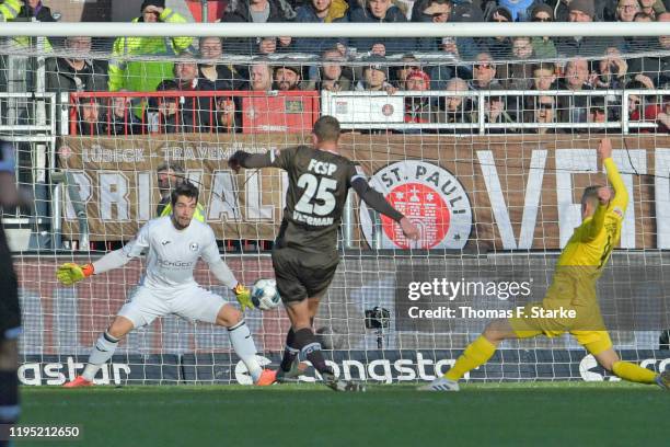 Henk Veerman of St. Pauli scores his teams second goal against Stefan Ortega Moreno and Joakim Nilsson of Bielefeld during the Second Bundesliga...