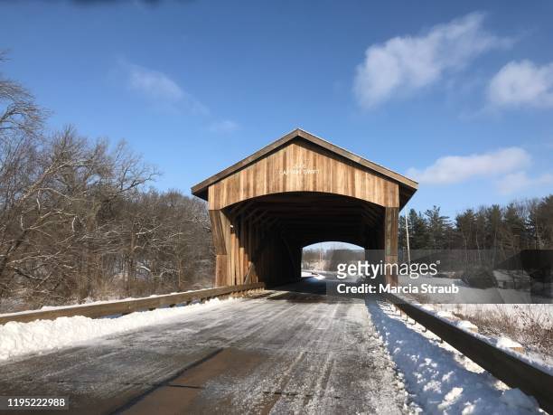covered bridge on a cold frosty morning - princeton illinois fotografías e imágenes de stock
