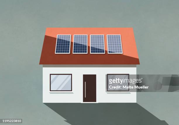 stockillustraties, clipart, cartoons en iconen met house with solar panels on roof - zonnepanelen