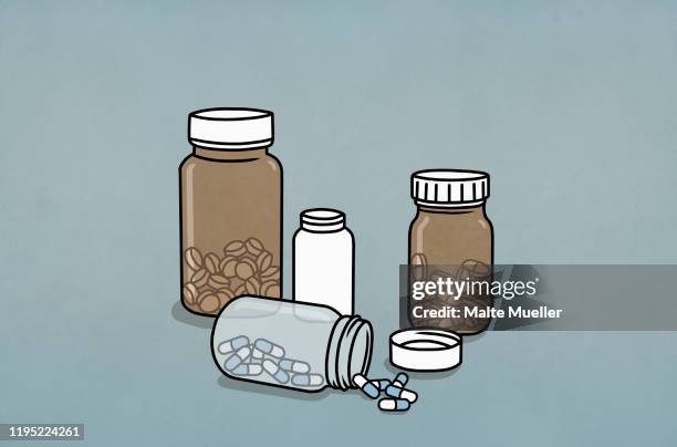 pills in medicine bottles - medikamenten kapsel stock-grafiken, -clipart, -cartoons und -symbole