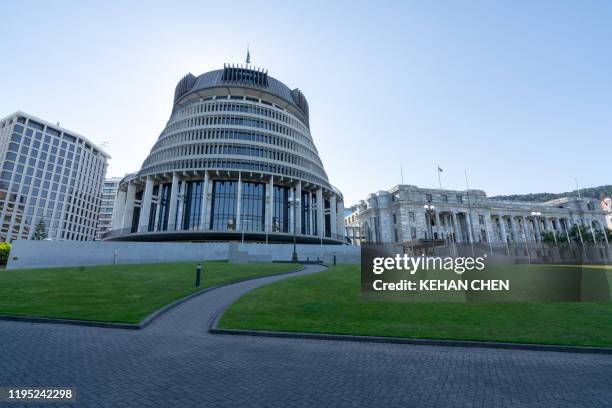 ellington the beehive parliament building new zealand - wellington new zealand stock-fotos und bilder