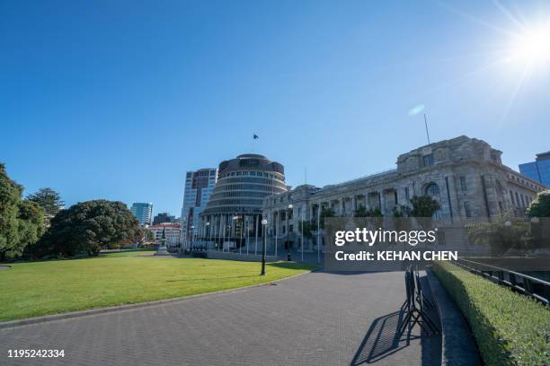 ellington the beehive parliament building new zealand - wellington nz stock-fotos und bilder