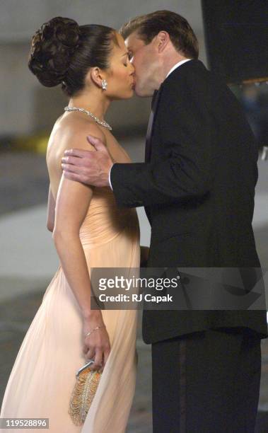 Jennifer Lopez & Ralph Fiennes during Jennifer Lopez and Ralph Fiennes On Location for "Maid in Manhattan"- Kissing Scene at Metropolitan Museum of...