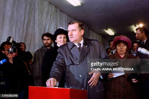 Polish presidential candidate Lech Walesa casts his ballot during the second round of the presidential election on December 9, 1990 in Gdansk.