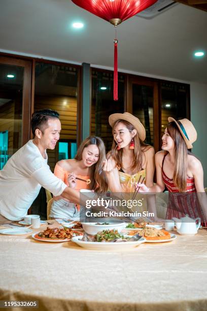 4 asians dining at chinese restaurant - round table dinner stock pictures, royalty-free photos & images