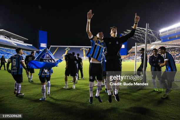 Players of Gremio celebrate the victory after a match between Gremio and Oeste as part of Semi-Final 2 Copa Sao Paulo de Futebol Junior at Arena...
