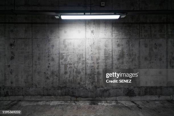 empty studio background, concrete texture - pared de cemento fotografías e imágenes de stock