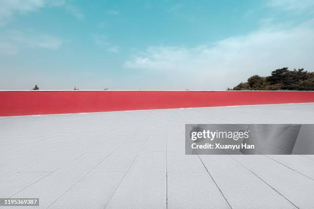 red wall and empty floor - red wall stockfoto's en -beelden