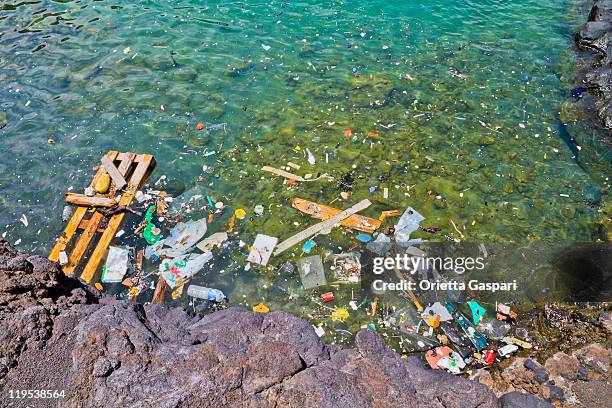 basura - contaminación ambiental fotografías e imágenes de stock