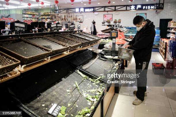 The resident wear masks to buy vegetables in the market on January 23th,2020 in Wuhan, Hubei£¬China . Flights, trains and public transport including...