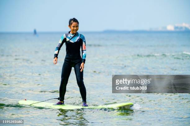 zwölfjähriges mädchen beim surfen - girls 12 year old pic stock-fotos und bilder