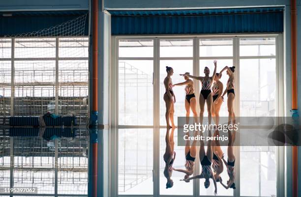 la natación sincronizada es un arte - natación sincronizada fotografías e imágenes de stock