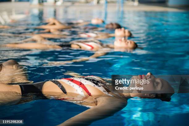 rutina de natación sincronizada - natación sincronizada fotografías e imágenes de stock