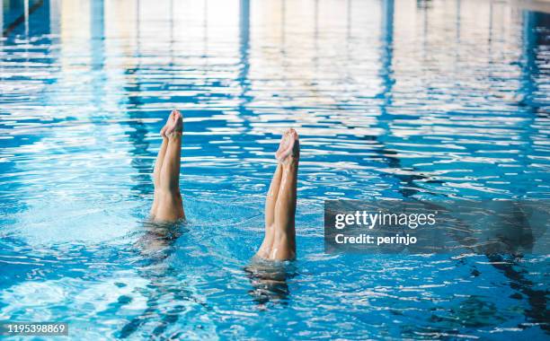art dans l'eau - synchronized swimming photos et images de collection