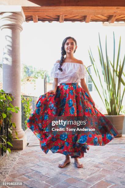 teenage girl in traditional dress - cute mexican girl 個照片及圖片檔