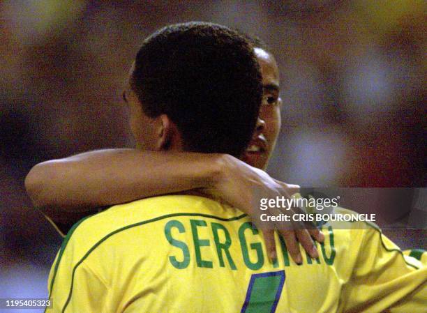 Ronaldinho greets Serguinho during the Brazil vs US match 28 July 1999 in Guadalajara. Ronaldinho, goleador de la seleccion brasilena celebra su gol...