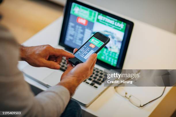 man satsar live - vad bildbanksfoton och bilder