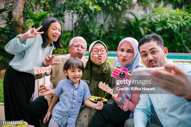 glückliche familie macht selfie während der geburtstagsfeier - indonesischer archipel stock-fotos und bilder
