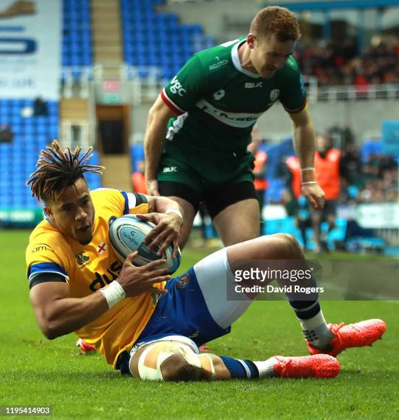 Anthony Watson of Bath dives over for their second try as Paddy Jackson pulls up with an injured hamstring during the Gallagher Premiership Rugby...