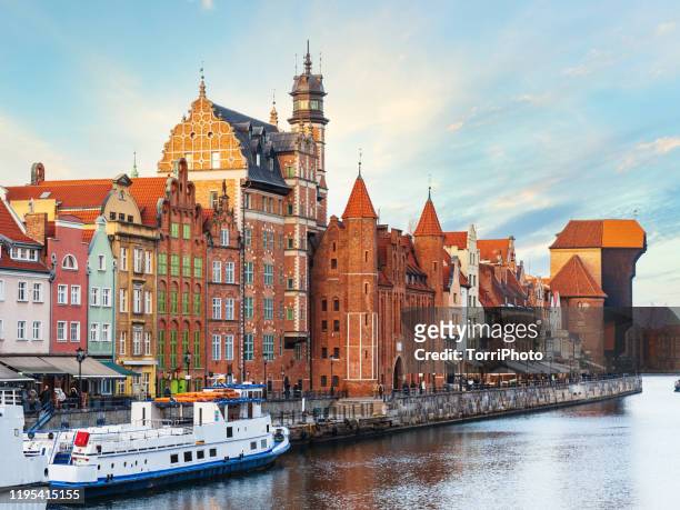 the shore of the river motlawa in gdansk old town with historical houses, poland - gdansk 個照片及圖片檔