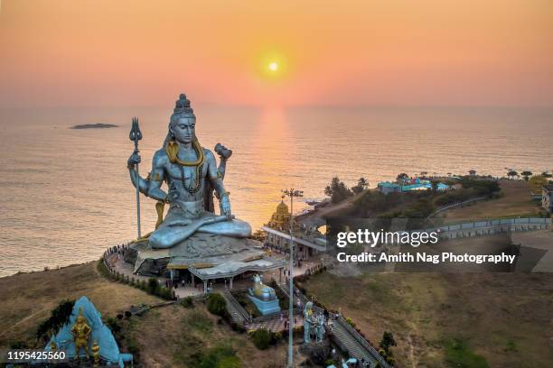 murdeshwar temple - golden temple india stock-fotos und bilder