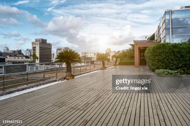 roof terrace of a building in the business district of hangzhou, china - dakterras stockfoto's en -beelden