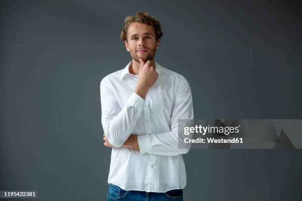 portrait of young businessman, wearing white shirt - chemise blanche photos et images de collection