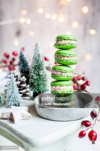 stack of green macaroons and christmas decorations - dessert christmas stockfoto's en -beelden