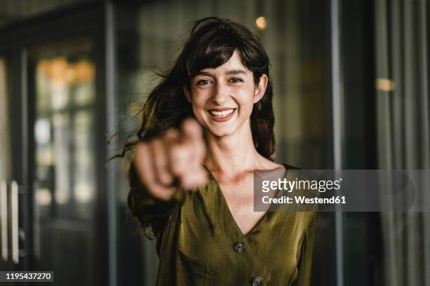 portrait of smiling brunette woman - vinden stockfoto's en -beelden