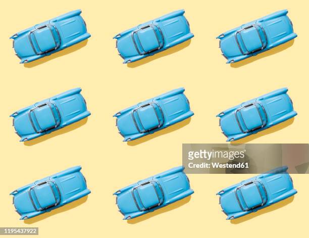 vintage blue cars pattern on pastel yellow background - toy car 個照片及圖片檔