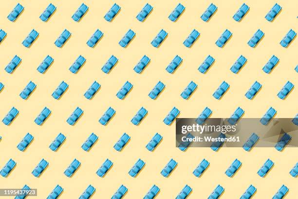 vintage blue cars pattern on pastel yellow background - toy cars photos et images de collection