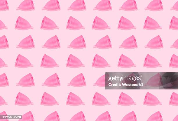 eco-friendly and reusable pink menstrual cup pattern on pink background - period cup stockfoto's en -beelden