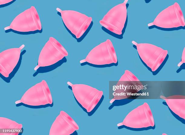 eco-friendly and reusable pink menstrual cup pattern on blue background - period cup stockfoto's en -beelden