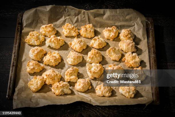 tray of freshly baked coconut macaroons - coconut biscuits stock-fotos und bilder