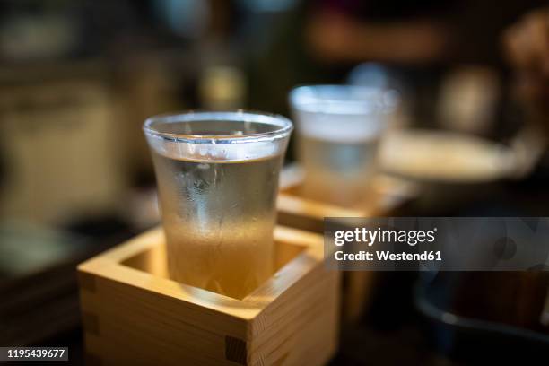 japan, takayama, sake served in masu in traditional japanese restaurant - saquê - fotografias e filmes do acervo