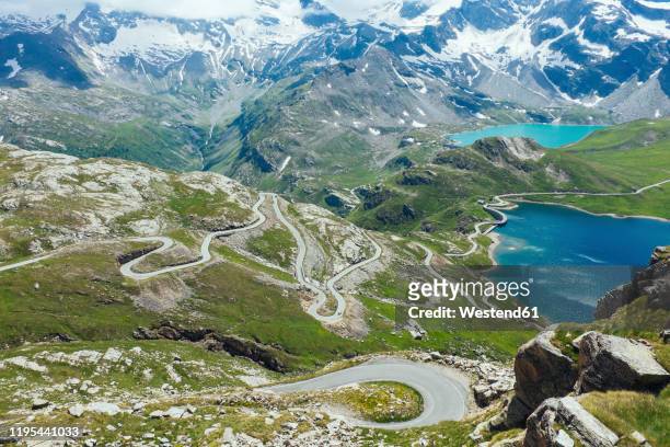 italy, piedmont, high angle view of long winding road in gran†paradiso†national park - parc national de gran paradiso photos et images de collection