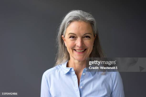 portrait of happy mature businesswoman - blue blouse - fotografias e filmes do acervo