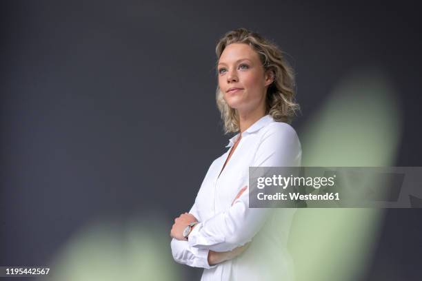 young businesswoman wearing white shirt looking sideways - regard de côté studio photos et images de collection