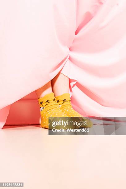 feet of a little girl wearing dotted socks - pink sock stockfoto's en -beelden