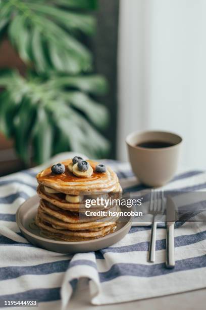 hausgemachte pfannkuchen - blueberry pancakes stock-fotos und bilder